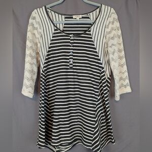 Umgee small black and tan tunic with lace sleeves